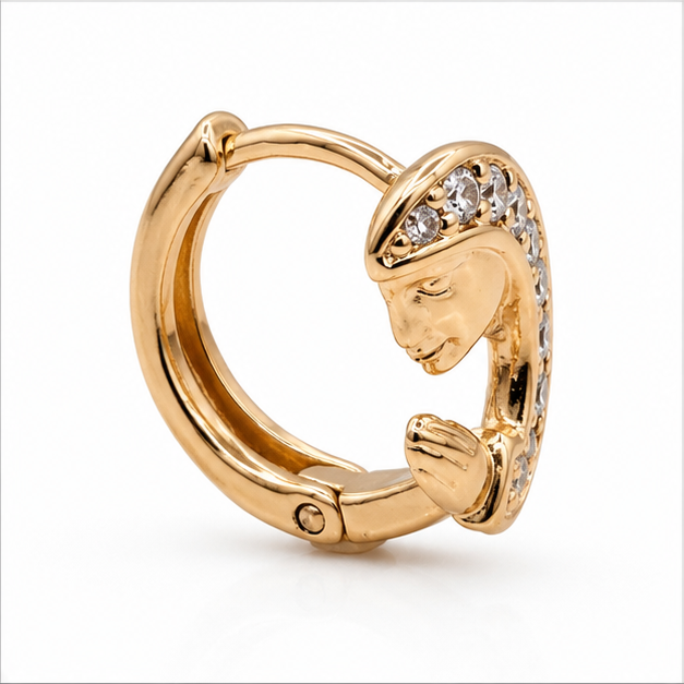 Aretes Huggie Virgen María con Zirconias Oro Laminado 18K | Princess Magic