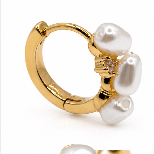 Aretes Huggie con Perlas Barrocas y Zirconia Oro Laminado 18K | Princess Magic