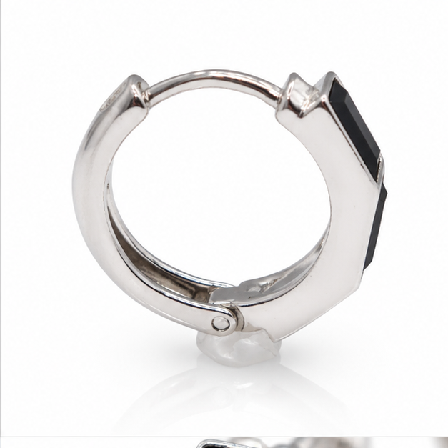 Aretes Huggie Laminado en Rodio con Zirconias Rectangulares Negras | Princess Magic