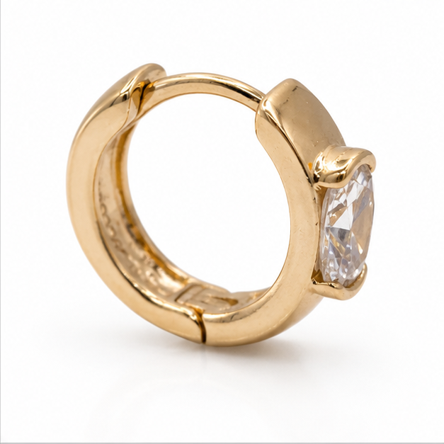 Aretes Huggie con Zirconia Ovalada Oro Laminado 18K | Princess Magic
