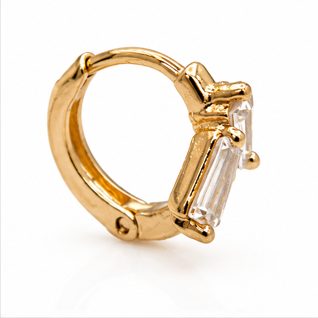 Aretes Baby Triángulo de Zirconias Baguette Oro Laminado 18K | Princess Magic