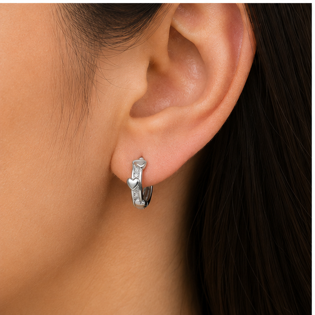 Aretes Huggie con Corazones | Laminado en Rodio