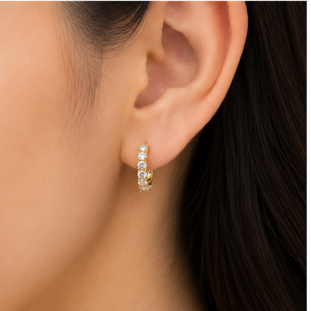 Arete Huggie con Zirconias Transparentes Oro Laminado | Princess Magic