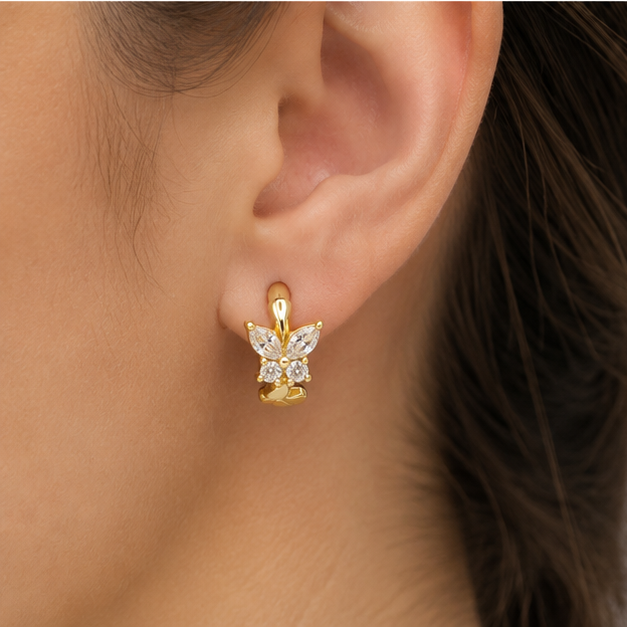 Arete Huggie Baby Mariposa con Zirconias | Oro Laminado