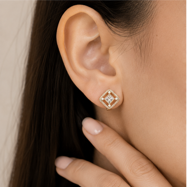 Arete Huggie Cuadrado con Zirconias y Perlas Oro Laminado | Princess Magic