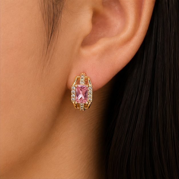 Aretes Huggie con Zirconia Rosa Rectangular Oro Laminado 18K | Princess Magic