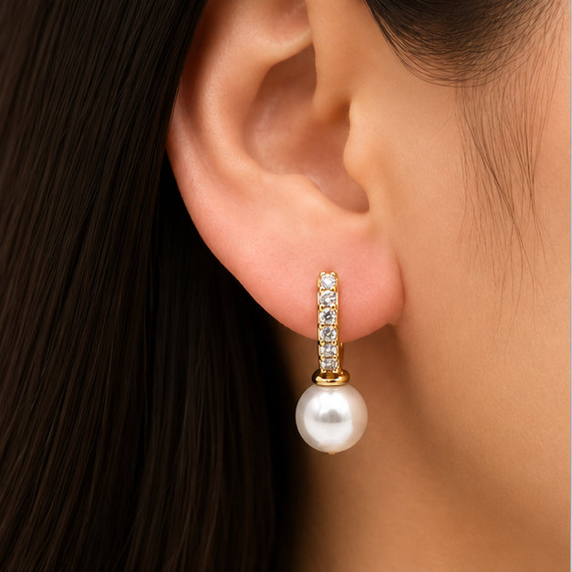 Aretes Huggie con Perla y Zirconias Oro Laminado 18K | Princess Magic