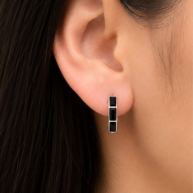 Aretes Huggie Laminado en Rodio con Zirconias Rectangulares Negras | Princess Magic