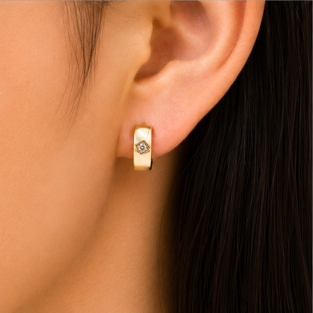 Aretes Huggie Minimalistas con Zirconia Cuadrada Oro Laminado 18K | Princess Magic