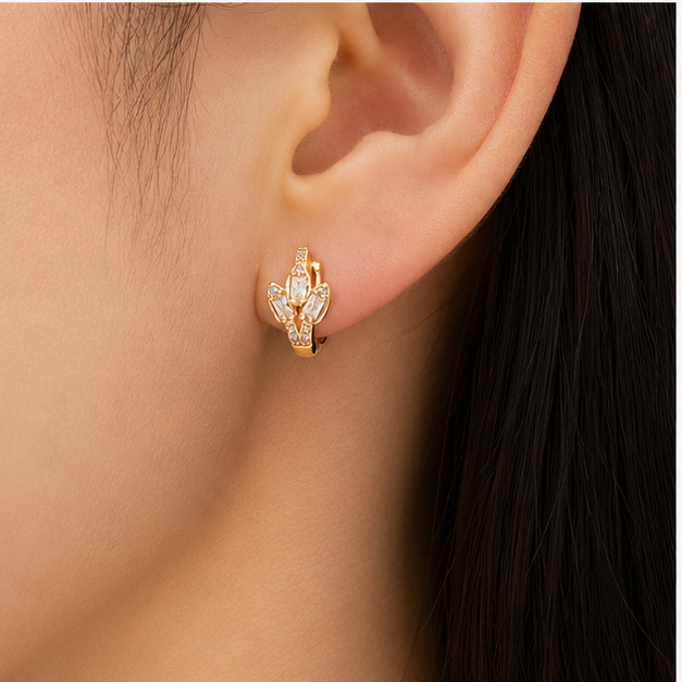 Aretes Huggie Flor de Zirconias Oro Laminado 18K | Princess Magic