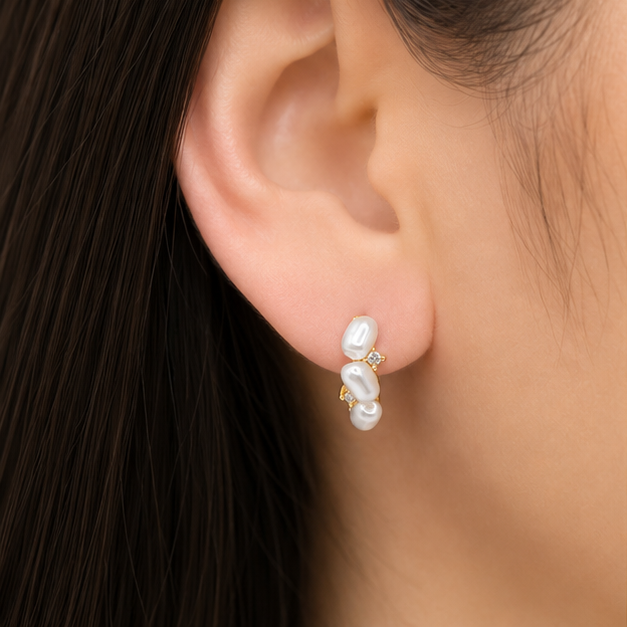 Aretes Huggie con Perlas Barrocas y Zirconia Oro Laminado 18K | Princess Magic