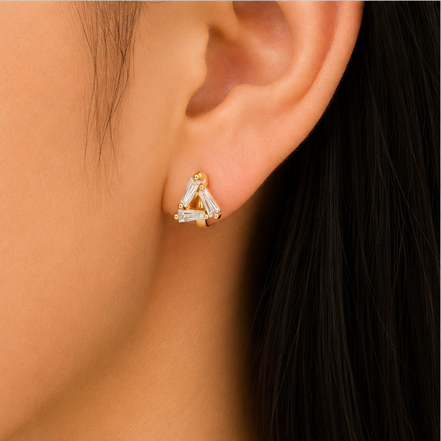 Aretes Baby Triángulo de Zirconias Baguette Oro Laminado 18K | Princess Magic
