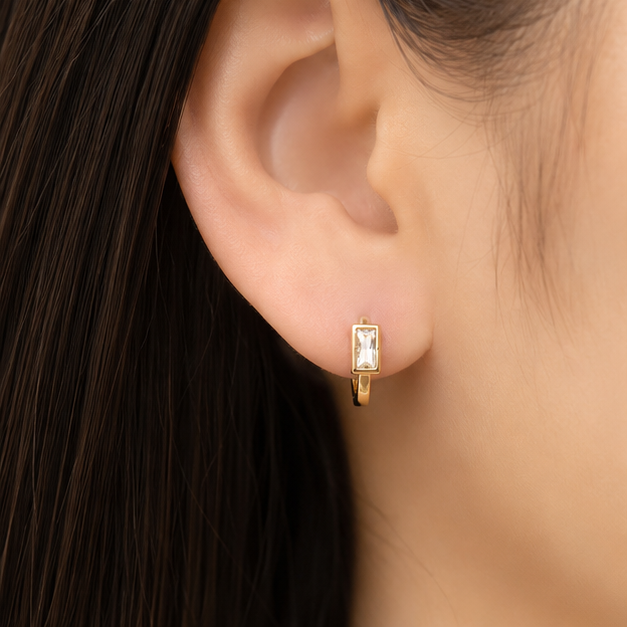 Aretes Huggie Baby Rectangular Zirconia Cristal Oro Laminado 18K | Princess Magic