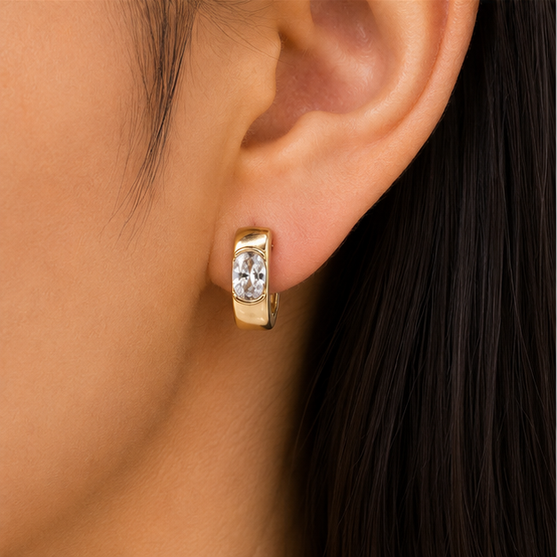 Aretes Huggie con Zirconia Ovalada Oro Laminado 18K | Princess Magic