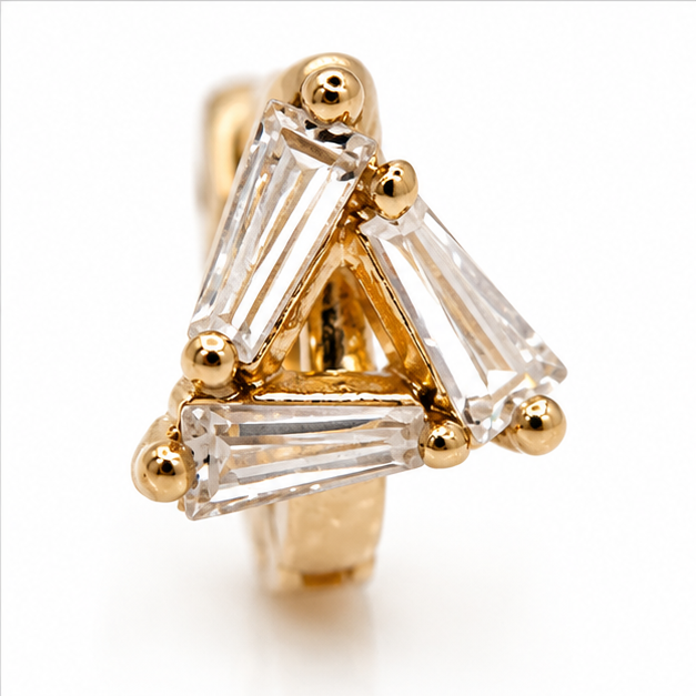 Aretes Baby Triángulo de Zirconias Baguette Oro Laminado 18K | Princess Magic