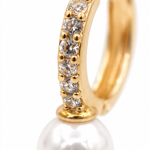 Aretes Huggie con Perla y Zirconias Oro Laminado 18K | Princess Magic