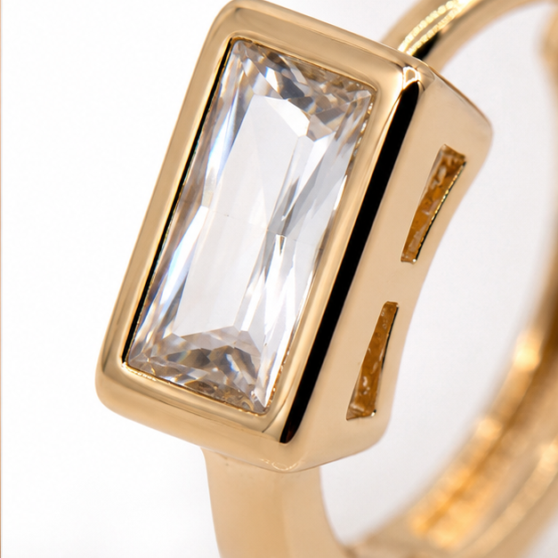 Aretes Huggie Baby Rectangular Zirconia Cristal Oro Laminado 18K | Princess Magic