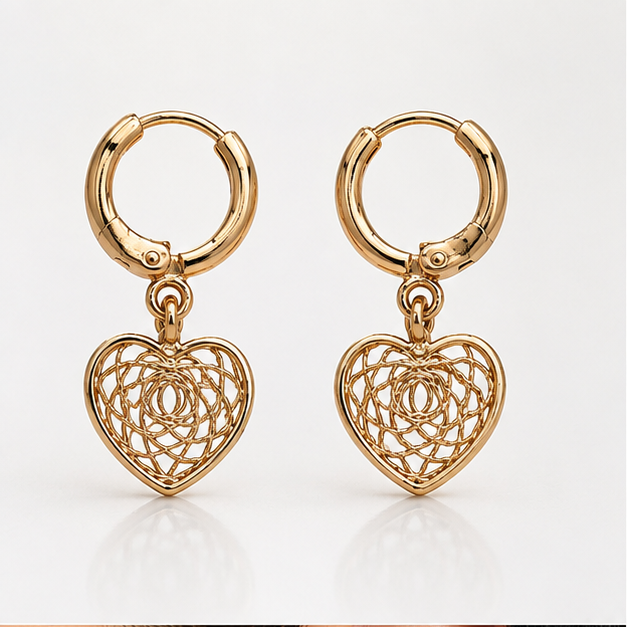 Arete Huggie con Dije de Corazón Calado Oro Laminado 18K | Princess Magic