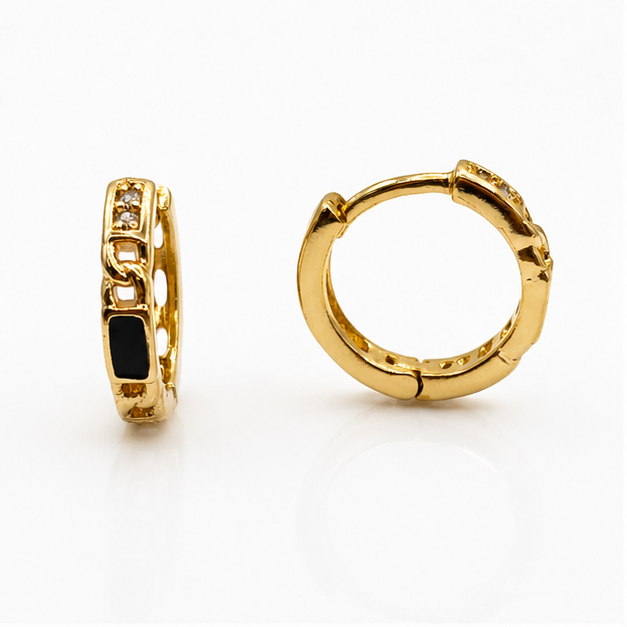 ✨ Arete Huggie Baby Oro Laminado 18K con Esmalte Negro Minimalista 💛 | PrincessMagic