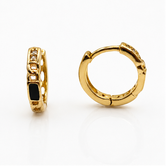 ✨ Arete Huggie Baby Oro Laminado 18K con Esmalte Negro Minimalista 💛 | PrincessMagic
