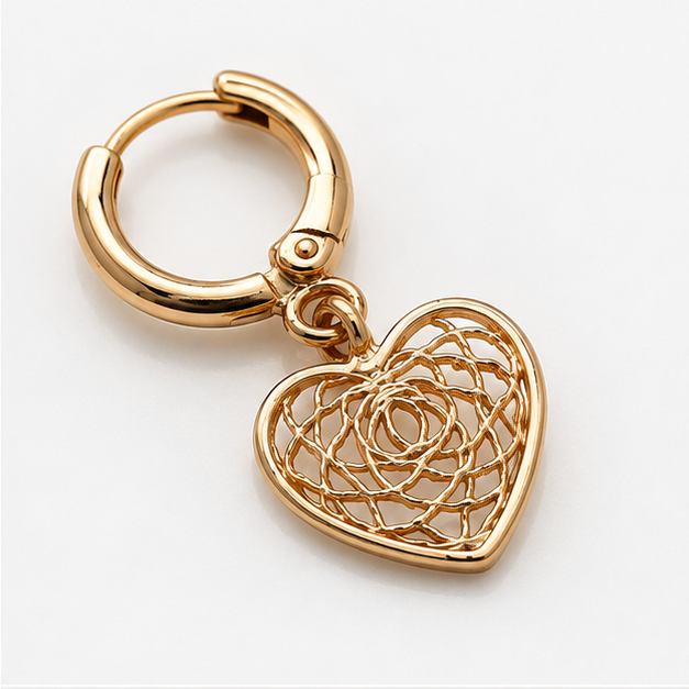 Arete Huggie con Dije de Corazón Calado Oro Laminado 18K | Princess Magic