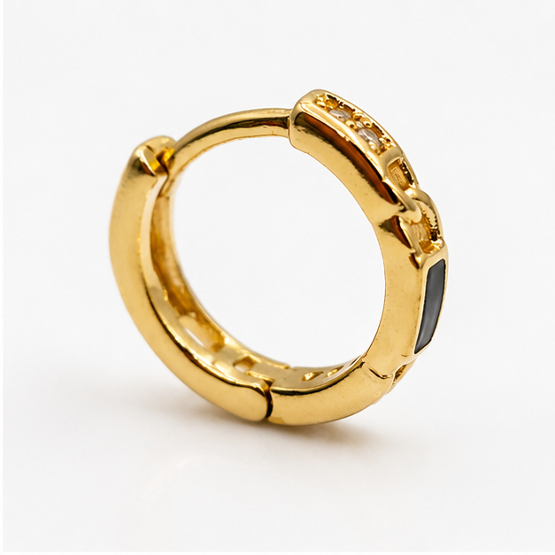 ✨ Arete Huggie Baby Oro Laminado 18K con Esmalte Negro Minimalista 💛 | PrincessMagic