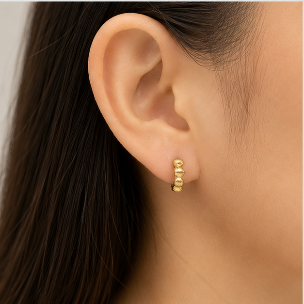 ✨ Arete Huggie Baby Texturizado Oro Laminado 18K Minimalista Elegante 💛 | PrincessMagic