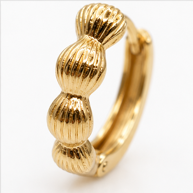 ✨ Arete Huggie Baby Texturizado Oro Laminado 18K Minimalista Elegante 💛 | PrincessMagic