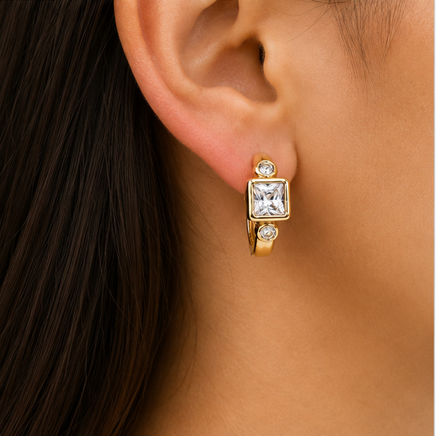 Aretes Huggie Crystal Royale Oro Laminado | Princess Magic