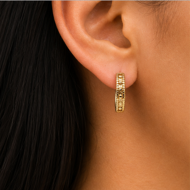 Aretes Huggie Texturizados Oro Laminado 18K | Princess Magic