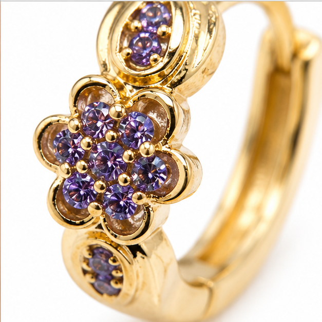 Aretes Huggie Flor de Amatista Oro Laminado 18K | Princess Magic