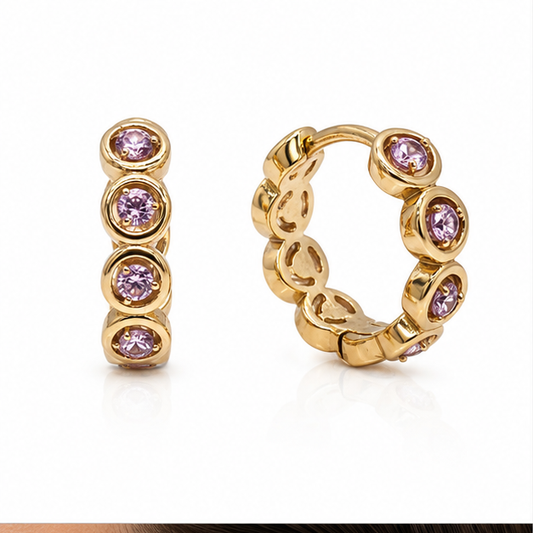 Aretes Huggie con Zirconias Rosa Pastel Oro Laminado 18K | Princess Magic
