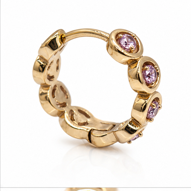 Aretes Huggie con Zirconias Rosa Pastel Oro Laminado 18K | Princess Magic