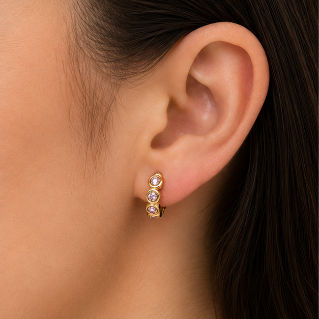 Aretes Huggie con Zirconias Rosa Pastel Oro Laminado 18K | Princess Magic