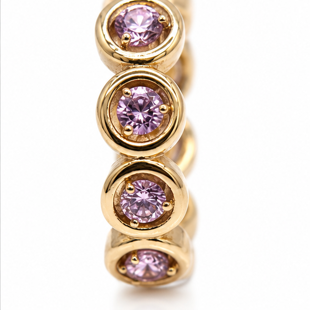Aretes Huggie con Zirconias Rosa Pastel Oro Laminado 18K | Princess Magic